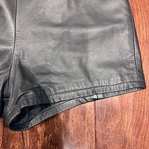 Vintage Women’s Black genuine leather shorts Chia Size 6 Classic 🔥Sexy Excellent - Picture 12 of 15
